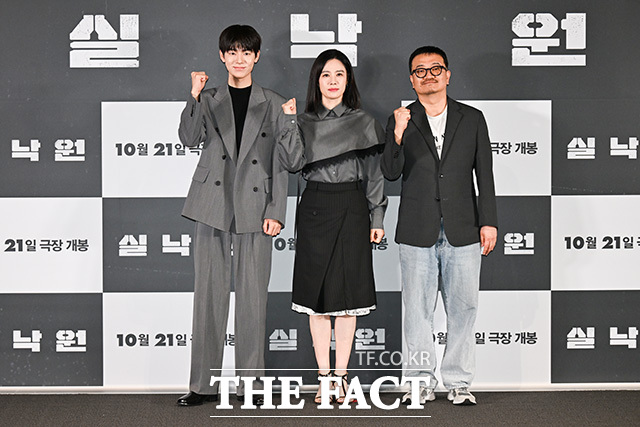 배우 배현성과 김현주, 연상호 감독(왼쪽부터)이 12일 오후 서울 용산구 CGV용산아이파크몰에서 열린 영화 '실낙원' 기자간담회에 참석해 포즈를 취하고 있다. /송호영 기자