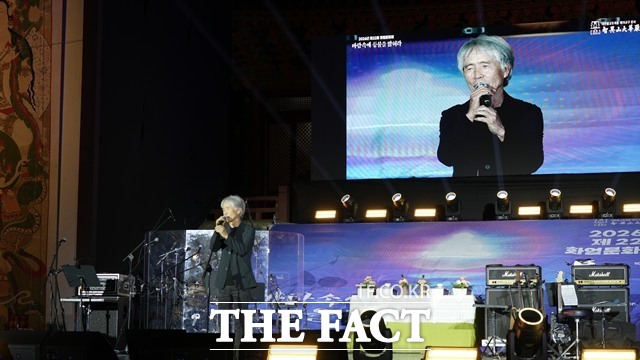 화엄문화제 행사에 동참한 가수 최백호 공연 장면./화엄사