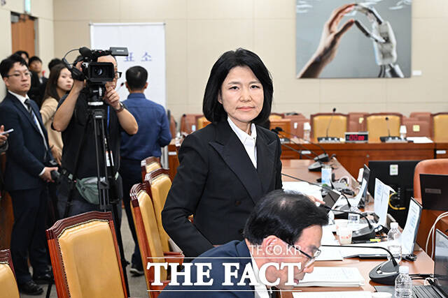 제척의 건이 상정되자 회의장을 떠나는 이 의원.