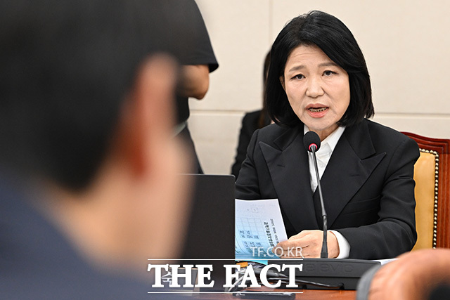 이진숙 국민의힘 의원이 12일 오전 서울 여의도 국회 과학기술정보방송통신위원회에서 열린 방송미디어통신위원회 등에 대한 국정감사에서 발언을 하고 있다. /국회=남용희 기자