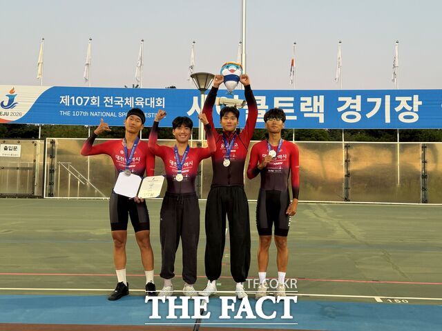 전국체전 사이클 종목 남자 18세 이하부 4㎞ 단체추발에서 은메달을 차지한 대전시 선수단이 기념 촬영을 하고 있다. /대전시교육청