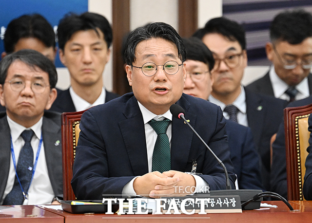 한국토지주택공사(LH) 임대주택 가운데 1년 이상 비어 있는 장기공실이 4년 새 5000가구 넘게 증가한 것으로 나타났다. 사진은 이성훈 LH 사장이 12일 서울 여의도 국회에서 열린 국토교통위원회 국정감사에 참석해 질의에 답변하는 모습. /박헌우 기자