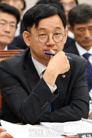  국감 출석해 의원 질의 듣는 전윤종 한국산업기술진흥원장 [포토]