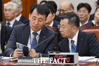  국감서 대화 나누는 장영진 무보 사장과 강경성 코트라 사장 [포토]