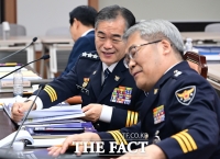  오전 국감 끝...비로소 웃음짓는 경찰청장 대행 [포토]