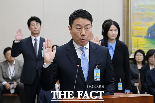 윤구 구글코리아 대표(가운데)를 비롯한 일반 증인들이 13일 오후 서울 여의도 국회에서 열린 정무위원회 국무조정실 등에 대한 국정감사에 출석해 증인 선서를 하고 있다. /국회=서예원 기자