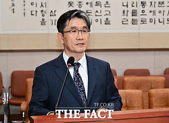 오동운 공수처장이 13일 오후 서울 여의도 국회 법제사법위원회에서 열린 고위공직자범죄수사처에 대한 국정감사에 출석해 증인선서를 마친 뒤 선서문을 서영교 법사위원장에게 제출하고 있다. /국회=배정한 기자