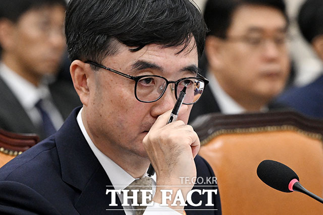 임기근 국무조정실장이 13일 오후 서울 여의도 국회에서 열린 정무위원회의 국무조정실 등에 대한 국정감사에서 의원 질의에 답변하고 있다. / 국회=서예원 기자