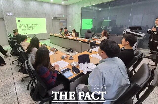 담양군 직원들이 군정 홍보 영상 제작을 위한 회의를 진행하고 있다. /담양군