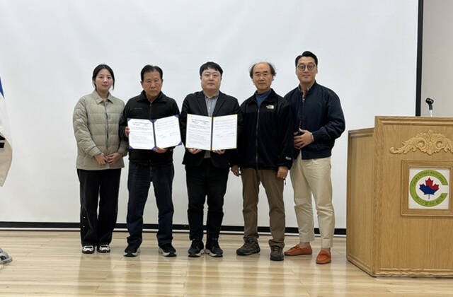 안동병원 관계자들이 캐나다 현지 한인노인회와 의료관광 활성화를 위한 업무협약을 체결한 뒤 기념 촬영을 하고 있다. /안동병원