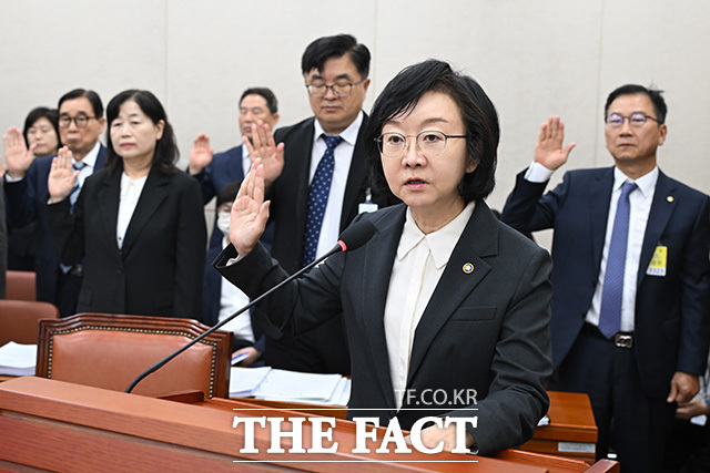 선서하는 오유경 식품의약품안전처장.