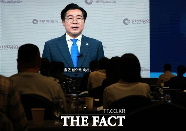 박찬대 인천시장이 13일 경원제 바이 워커힐에서 열린 '2026 IFEZ 미래적략 포럼'에서 환영사를 하고 있다. /인천경제청