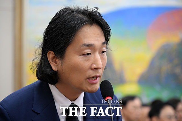 답변하는 홍승일 힐링페이퍼 대표.