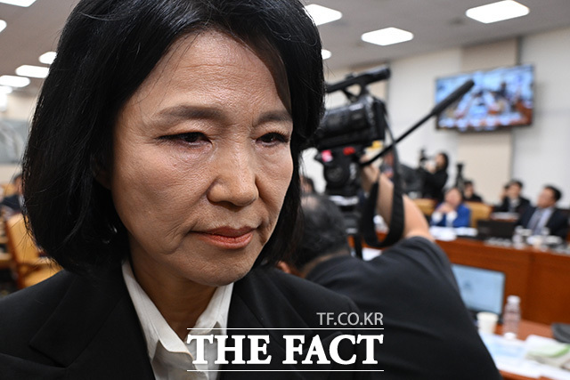 이진숙 국민의힘 의원이 12일 오후 서울 여의도 국회 과학기술정보방송통신위원회에서 열린 방송미디어통신위원회 등에 대한 국정감사에서 이 의원에 대한 제척 안건이 상정되자 회의장을 떠나고 있다. 이 의원은 이날 이재명 대통령 부모 묘소에 대한 농지법 위반 의혹을 거듭 주장했다. /남용희 기자