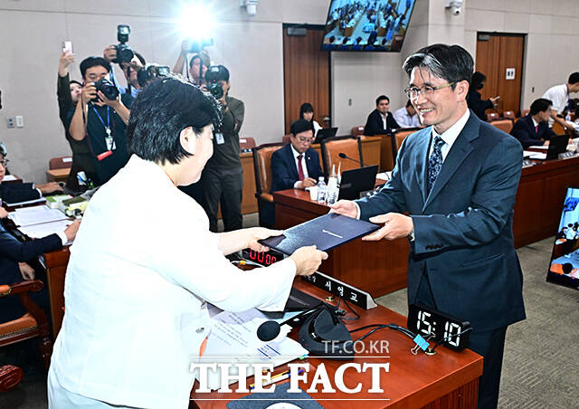 오동운 공수처장이 13일 오후 서울 여의도 국회 법제사법위원회에서 열린 고위공직자범죄수사처에 대한 국정감사에 출석해 증인선서를 마친 뒤 선서문을 서영교 법사위원장에게 제출하고 있다. /국회=배정한 기자