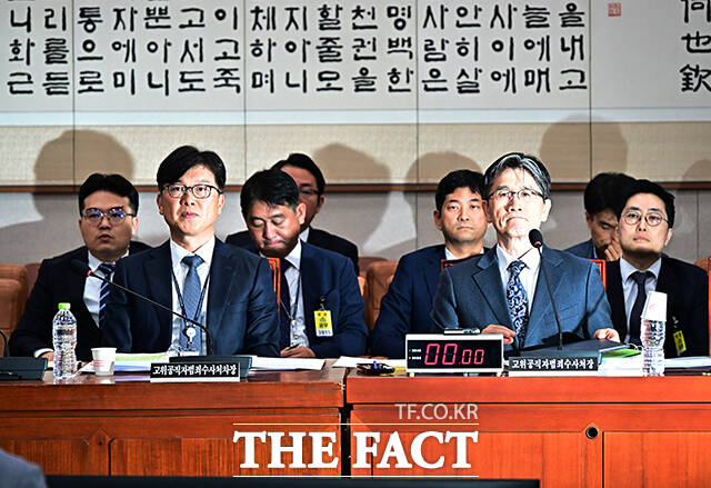 오동운 공수처장이 13일 오후 서울 여의도 국회 법제사법위원회에서 열린 고위공직자범죄수사처에 대한 국정감사에 출석해 증인선서를 마친 뒤 선서문을 서영교 법사위원장에게 제출하고 있다. /국회=배정한 기자