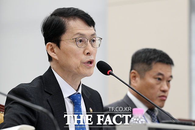 의원 질의에 답하는 최원호 원자력안전위원회 위원장.