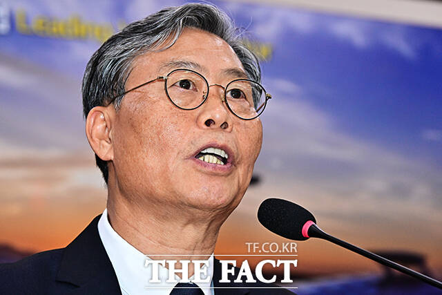 김태승 한국철도공사(코레일) 사장이 13일 오후 서울 여의도 국회 국토교통위원회에서 열린 한국철도공사에 대한 국정감사에 출석해 질의에 답변을 하고 있다. /국회=배정한 기자