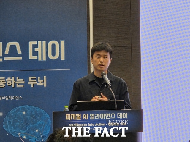 이강욱 크래프톤 최고AI책임자(CAIO)가 '피지컬 AI 테크위크'에서 사회 지능을 갖춘 로봇을 주제로 특별강연을 하고 있다. /강남=우지수 기자