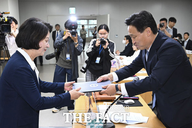 추지사가 김영진 위원장에게 선서문을 전달하고 있다. /뉴시스
