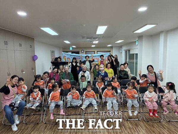 법동종합사회복지관은 13일 샘사랑어린이집과 함께 세대교류 프로그램 '세대를 잇다'를 진행했다. /법동종합사회복지관