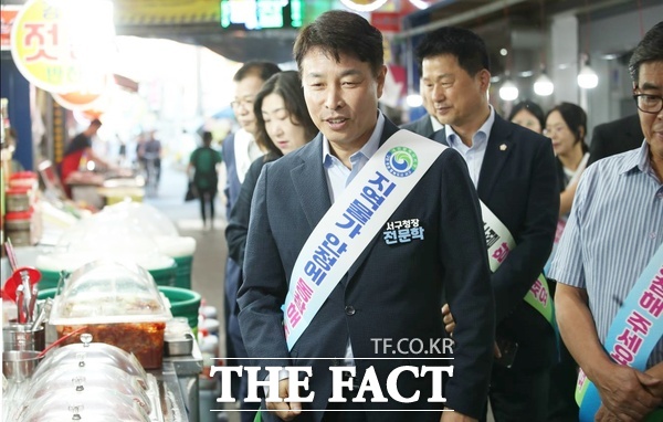 전문학 서구청장이 지난 7월 1일 취임 첫날부터 100일간 이어온 '서구를 누비는 100일 현장 행정'을 10월 8일 새벽 둔산동 거리 청소를 끝으로 마무리했다. 사진은 전문학 서구청장이 9월 23일 아침 도마큰시장을 방문해 현장을 살피고 있는 모습. /대전시 서구