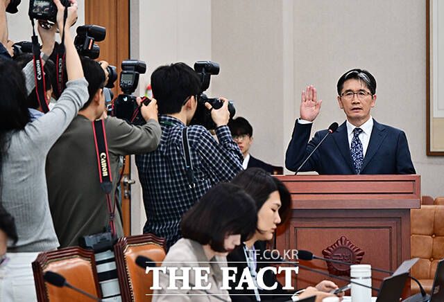 오동운 공수처장이 13일 오후 서울 여의도 국회 법제사법위원회에서 열린 고위공직자범죄수사처에 대한 국정감사에 출석해 증인선서를 마친 뒤 선서문을 서영교 법사위원장에게 제출하고 있다. /국회=배정한 기자