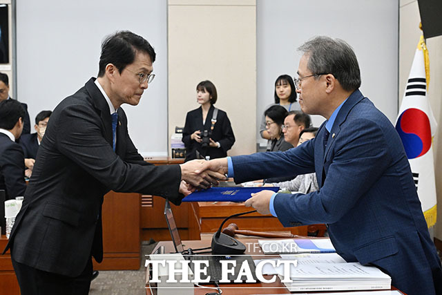 최원호 원자력안전위원회 위원장(왼쪽)이 송기헌 과방위원장에게 선서문을 전달하고 있다.