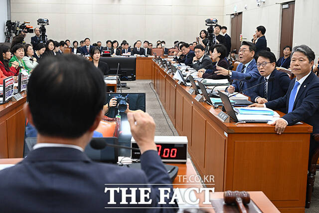 보건복지위원회 더불어민주당 의원들이 13일 오전 서울 여의도 국회에서 열린 보건복지위원회의 식약처 등에 대한 국정감사에서 이만희 위원장에게 항의를 하고 있다. /국회=남용희 기자