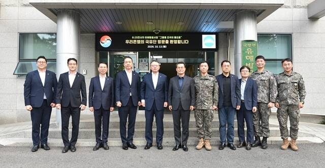 지난 12일 국립서울현충원 내 국방부 유해발굴감식단에서 (왼쪽 다섯 번째부터) 정진완 우리은행장, 전병희 국방부 유해발굴감식단장과 양 기관 주요 관계자들이 기념사진을 촬영하고 있다.. /우리은행