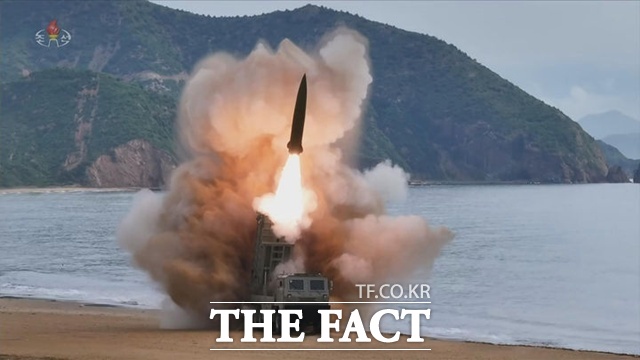 북한이 전날 진행한 전술 탄도미사일 시험발사를 13일 공개했다. 사진은 지난 6월 26일 북한이 공개한 전술탄도미사일이다. /뉴시스. 조선중앙TV 갈무리.