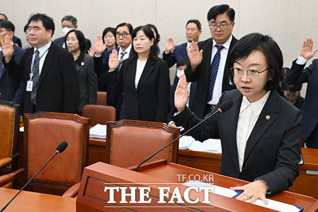 오유경 식품의약품안전처장이 13일 오전 서울 여의도 국회에서 열린 보건복지위원회의 식약처 등에 대한 국정감사에서 선서를 하고 있다. /국회=남용희 기자