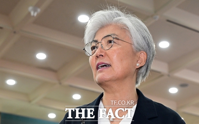 강경화 주미한국대사는 12일(현지시간) 미국 워싱턴D.C.에서 열린 국회 외교통일위원회 주미대사관 국정감사에서 한국에 대한 미국의 정보 우려가 충분히 해소되지 않았다고 밝혔다. 사진은 강 대사가 지난 7월 서울 종로구 외교부 청사로 일시 귀국한 모습. /임영무 기자