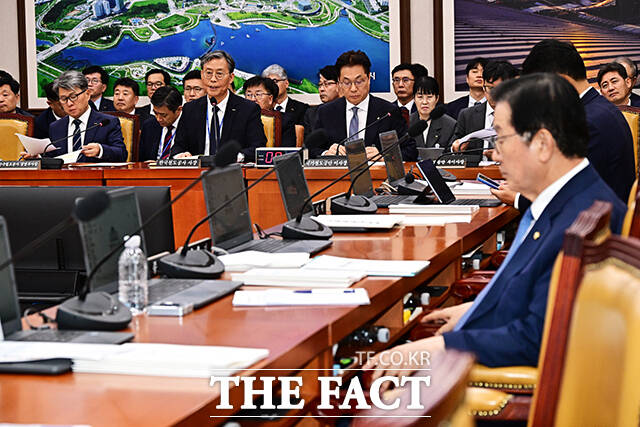 김태승 한국철도공사(코레일) 사장이 13일 오후 서울 여의도 국회 국토교통위원회에서 열린 한국철도공사에 대한 국정감사에 출석해 질의에 답변을 하고 있다. /국회=배정한 기자