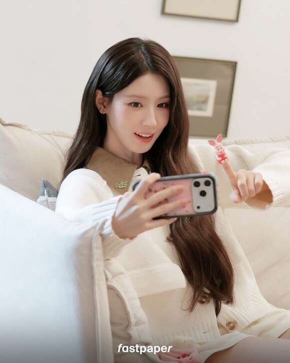LF가 수입·판매하는 영국 헤리티지 브랜드 '바버'가 걸그룹 'i-dle(아이들)'의 미연과 함께 캠페인을 전개하고 있다. 영상과 화보로 구성된 캠페인은 바버의 26 F/W 주요 제품을 소개한다. /LF
