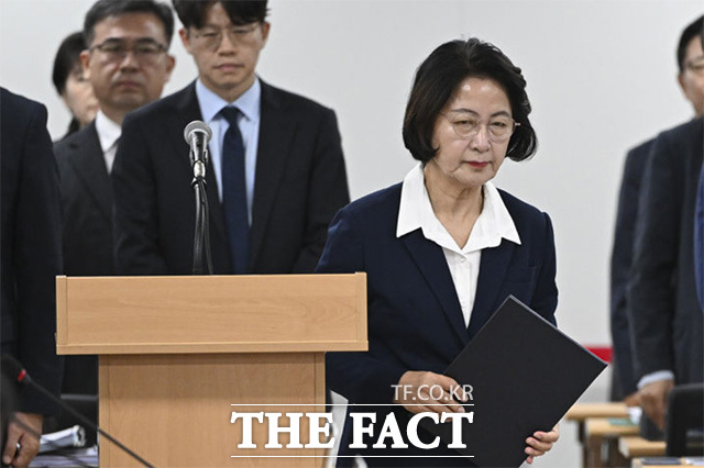 추지사가 김영진 위원장에게 선서문을 전달하고 있다. /뉴시스