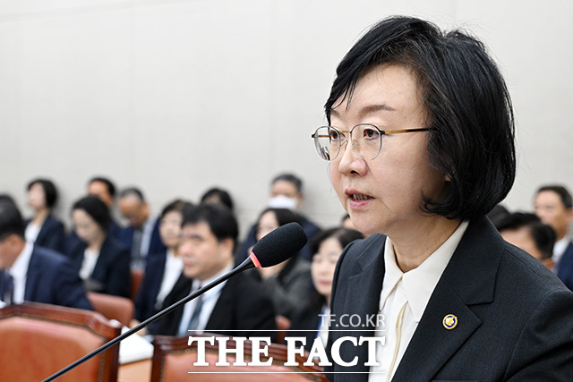 오유경 식품의약품안전처장이 13일 오전 서울 여의도 국회에서 열린 보건복지위원회의 식약처 등에 대한 국정감사에서 업무보고를 하고 있다. /국회=남용희 기자