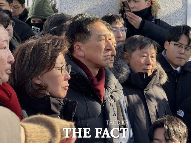 고위공직자범죄수사처(공수처)의 윤석열 전 대통령 체포영장 집행을 막은 혐의를 받는 국민의힘 의원들이 첫 재판에서 혐의를 부인했다. 사진은 지난해 1월 15일 윤석열 대통령 체포 직후 서울 한남동 관저 인근에서 기자회견을 열고있는 김기현, 나경원 의원 /더팩트 DB