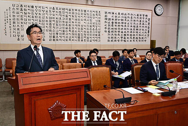 오동운 공수처장이 13일 오후 서울 여의도 국회 법제사법위원회에서 열린 고위공직자범죄수사처에 대한 국정감사에 출석해 증인선서를 마친 뒤 선서문을 서영교 법사위원장에게 제출하고 있다. /국회=배정한 기자