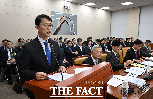 최원호 원자력안전위원회 위원장이 업무보고를 하고 있다.