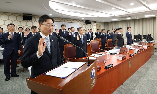 임광현 국세청장(앞줄 왼쪽) 등 국세청 직원들이 13일 국회 재정경제기획위원회의 국세청 국정감사에서 선서를 하고 있다. /국세청