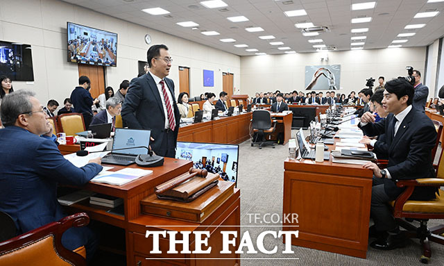 송기헌 과방위원장과 과방위 여야 간사인 한준호 더불어민주당 의원, 최형두 국민의힘 의원이 국정감사에 앞서 대화를 나누고 있다.