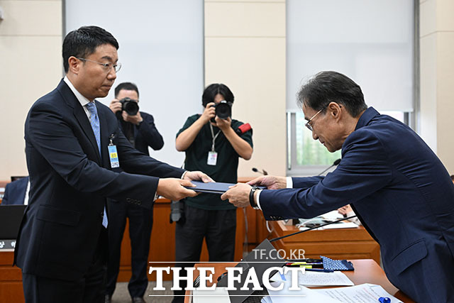 윤구 구글코리아 대표(왼쪽)가 유동수 정무위원장에게 선서문을 제출하고 있다.