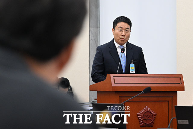 윤구 구글코리아 대표가 의원 질의에 답변하고 있다.