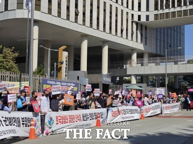 국립부여호국원 유치위원회와 부여군 보훈단체 회원 등 120여 명이 12일 정부세종청사 국가보훈부 앞에서 국립호국원 부여 유치를 촉구하고 있다. /부여군
