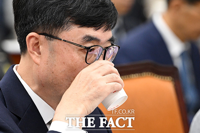 물 마시는 임 실장.