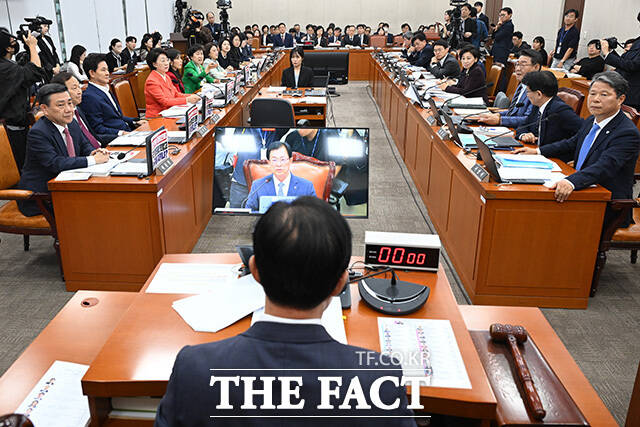 손피켓 제거 요구하며 이만희 위원장에게 항의하는 보건복지위원회 더불어민주당 의원들(오른쪽).