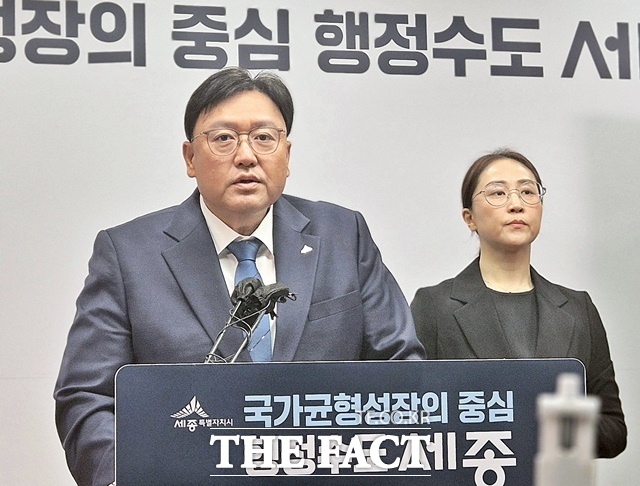 조상호 세종시장이 13일 시청 정음실에서 긴급 언론브리핑을 열고 있다. /김형중 기자