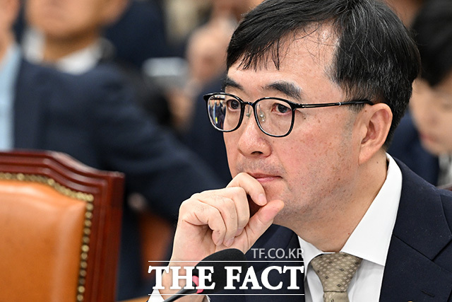 의원 질의 듣는 임 실장.