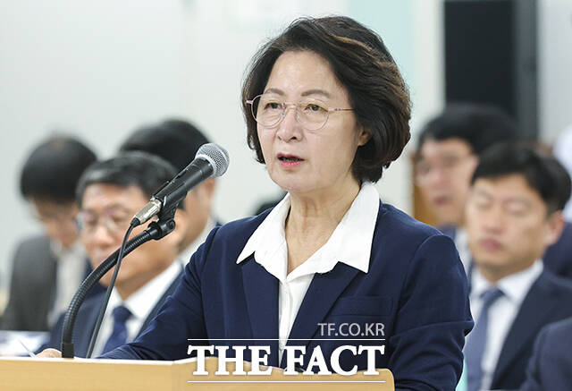 추미애 경기도지사가 13일 경기도 수원시 경기도청에서 열린 국회 행정안전위원회의 경기도 국정감사에 출석해 업무보고를 하고 있다. /남윤호 기자
